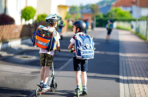 Schulranzen Grundschule – Schulkinder mit verschiedenen Schultaschen Schulranzen Grundschule – Schulkinder mit verschiedenen Schultaschen