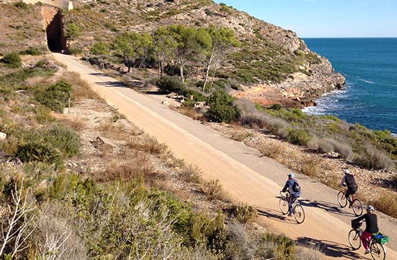 Un grupo de ciclistas recorriendo la ruta de la Vía Verde del Mar Un grupo de ciclistas recorriendo la ruta de la Vía Verde del Mar