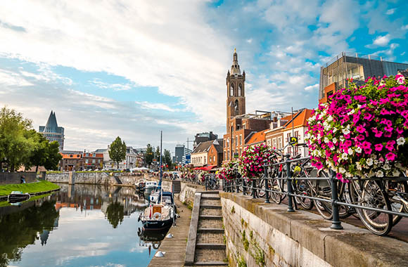 Fietsen geparkeerd aan de gracht in Roermond Fietsen geparkeerd aan de gracht in Roermond