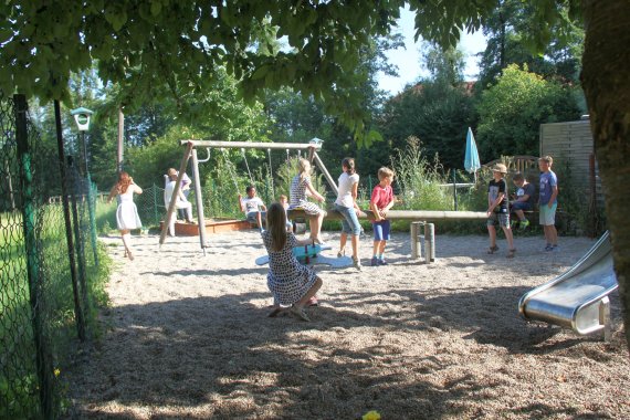 Kinder auf dem Spielplatz Kinder auf dem Spielplatz