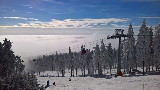Seilbahn durch einen Winterwald Seilbahn durch einen Winterwald