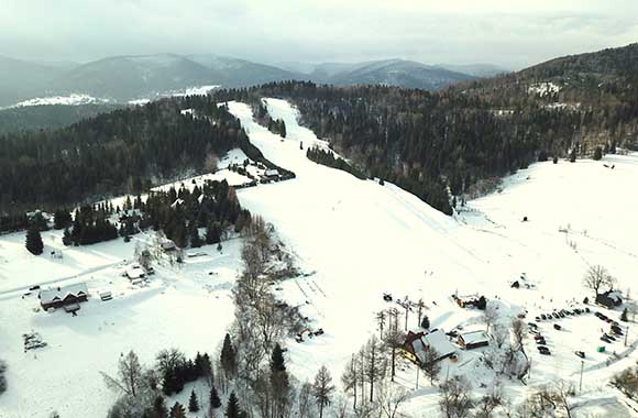 Szusowanie po stokach w Kalnicy z panoramą Bieszczad w tle Szusowanie po stokach w Kalnicy z panoramą Bieszczad w tle