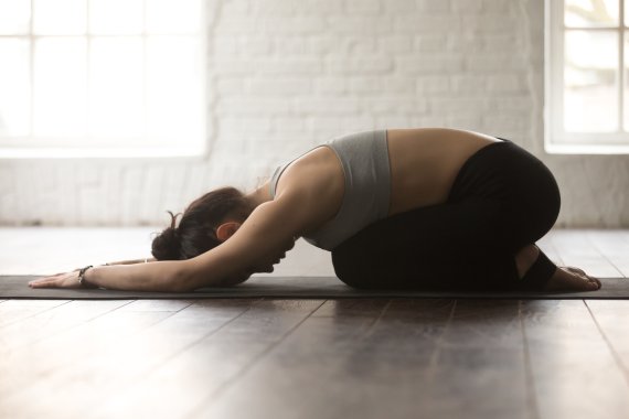 Frau in Balasana Yoga Pose Frau in Balasana Yoga Pose