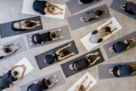 Yoga stärkt Geist und Körper ein Paar beim Yoga