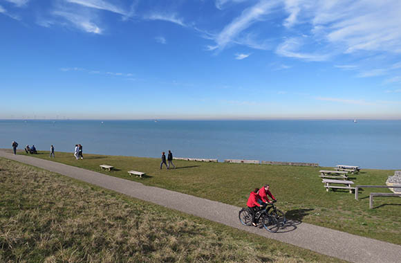 Fietsen in Zeeland – Twee fietsers tussen Colijnsplaat en Wissenkerke. Fietsen in Zeeland – Twee fietsers tussen Colijnsplaat en Wissenkerke.
