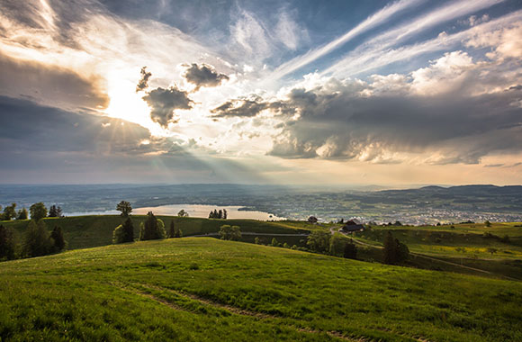 Vom Zugerberg aus kann man mit dem Velo auf Zug hinunterblicken. Vom Zugerberg aus kann man mit dem Velo auf Zug hinunterblicken.