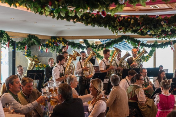Innenraum des Panorama-Gipfelrestaurant beim Oktoberfest auf der Zugspitze Innenraum des Panorama-Gipfelrestaurant beim Oktoberfest auf der Zugspitze